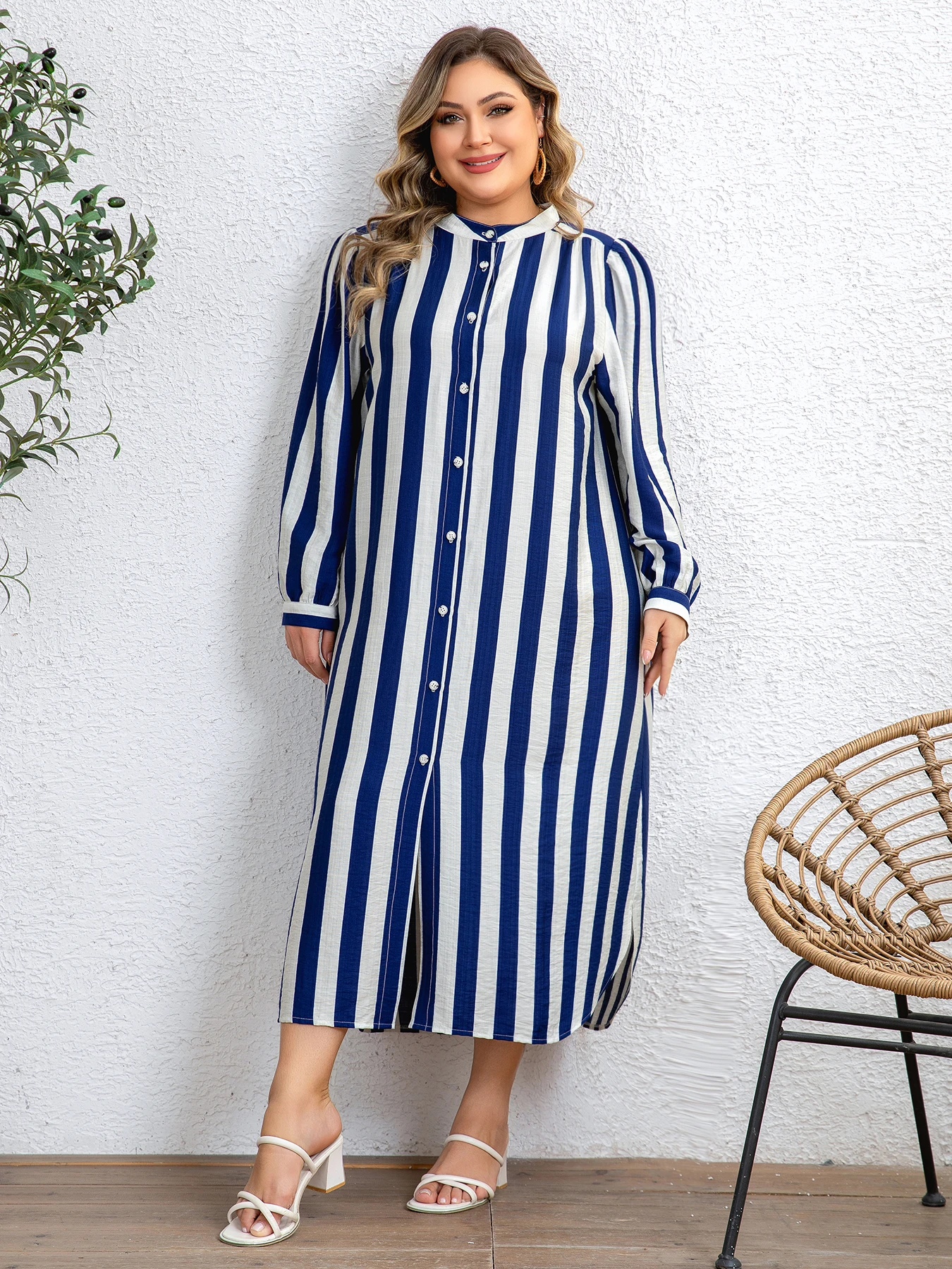 

Женское макси-платье больших размеров в сине-белую полоску с воротником-стойкой, на частичной планке, с длинными рукавами, свободного кроя