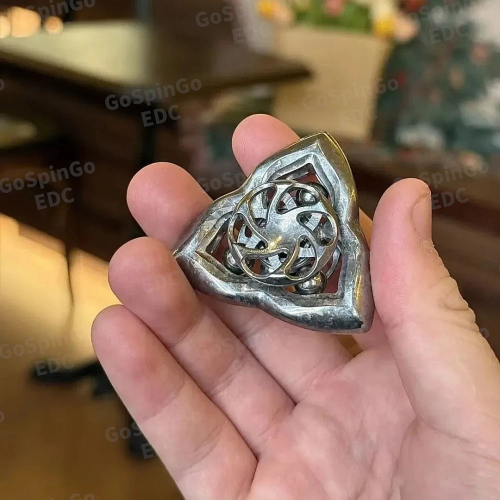 Sangue brilhante edc mirage ar gelo cristal titânio três lâminas fidget spinner brinquedos para adultos acessórios de mesa de escritório