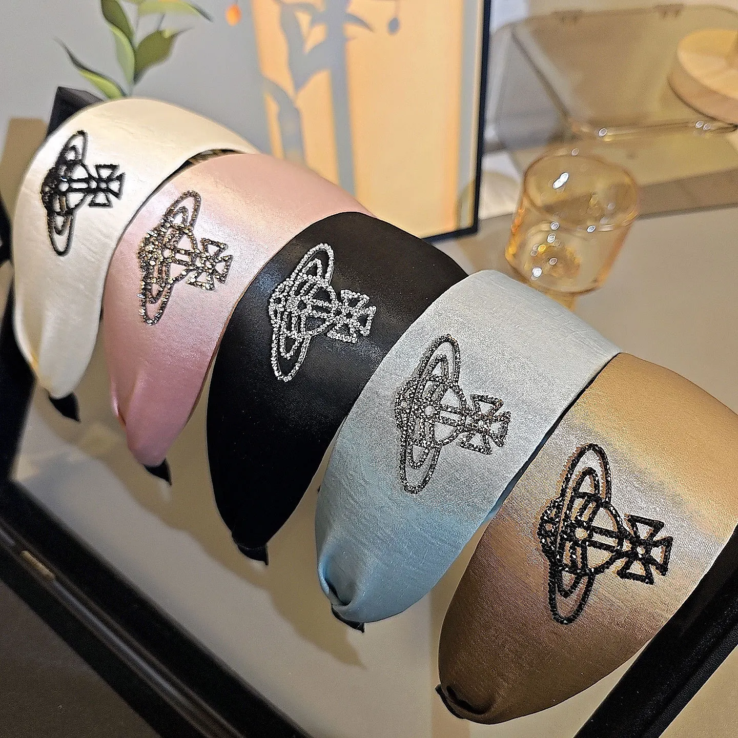

Saturn satin wide edge headband for women in 2025, new small fragrance style high-end headband with Hong Kong style pressure hai