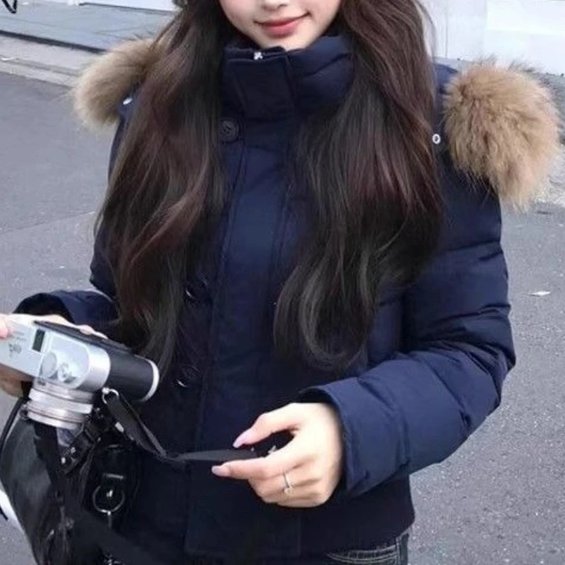 

Темно-синий женский пуховик с высокой талией и капюшоном, короткая модель зимы 2025г.