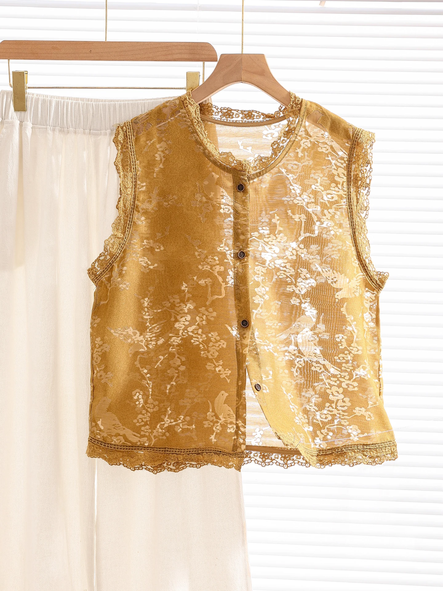 

New Chinese Sle Hooked Floral Hollow out Women's Vest Summer High End Retro Lace Trim Svel Top Button round Ne