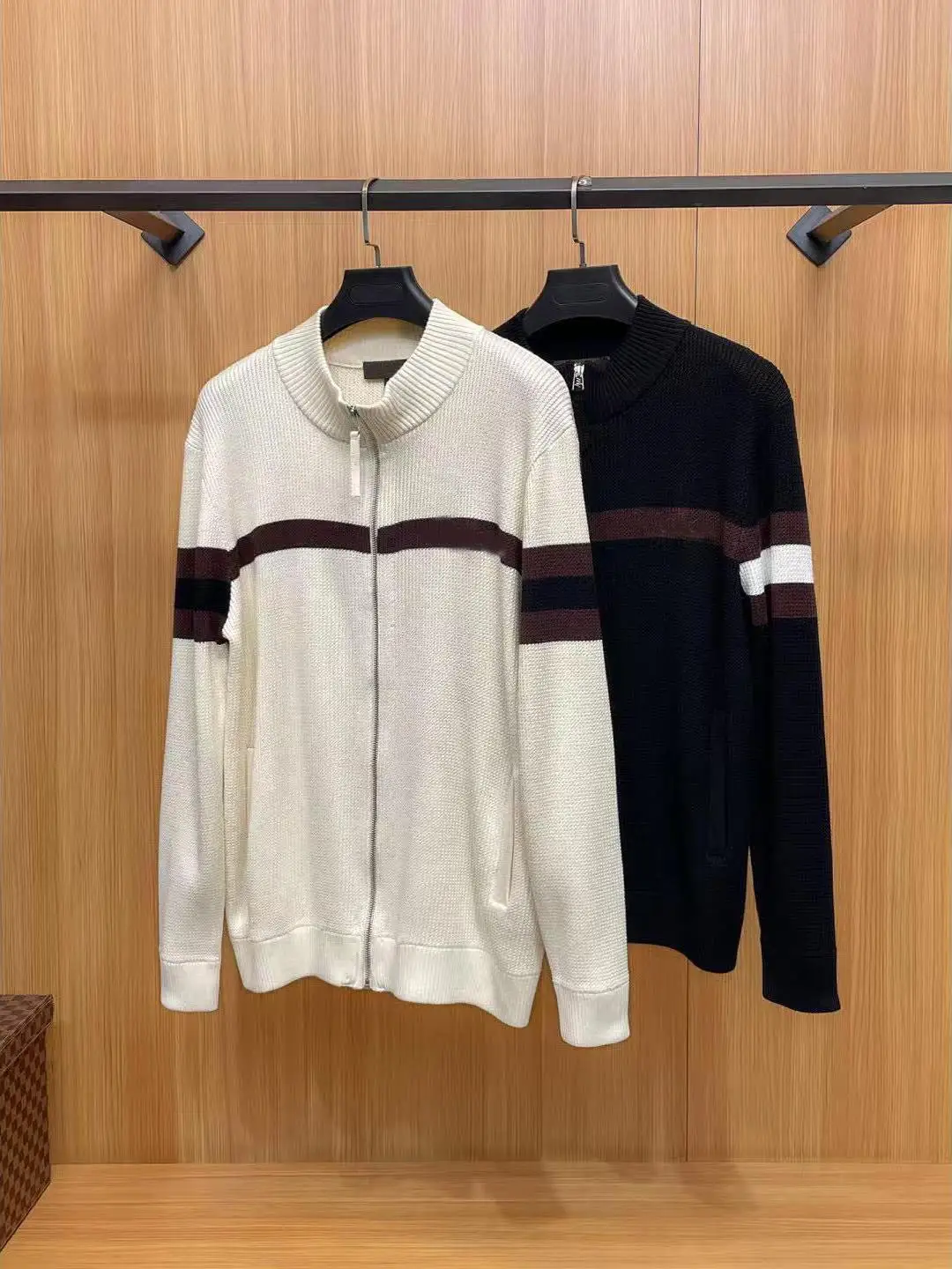 

Итальянский повседневный вязаный кардиган с круглым вырезом и вырезом LP