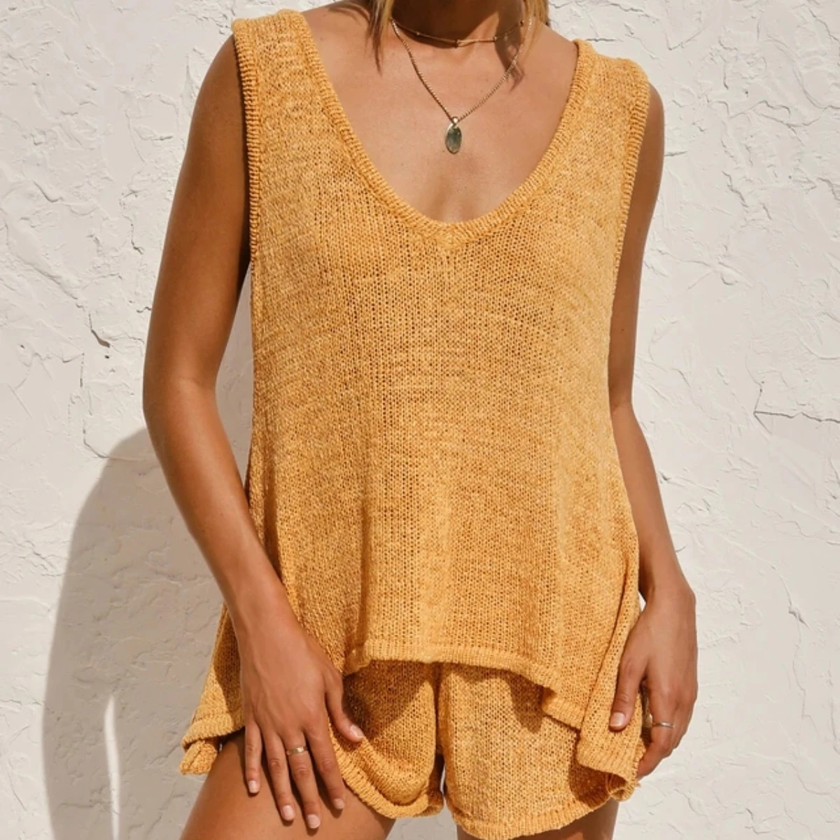 カジュアルなゆったりVネックニットタンクトップとショートパンツセット レディースサマーファッションアンサンブル ショート丈カジュアルウェア