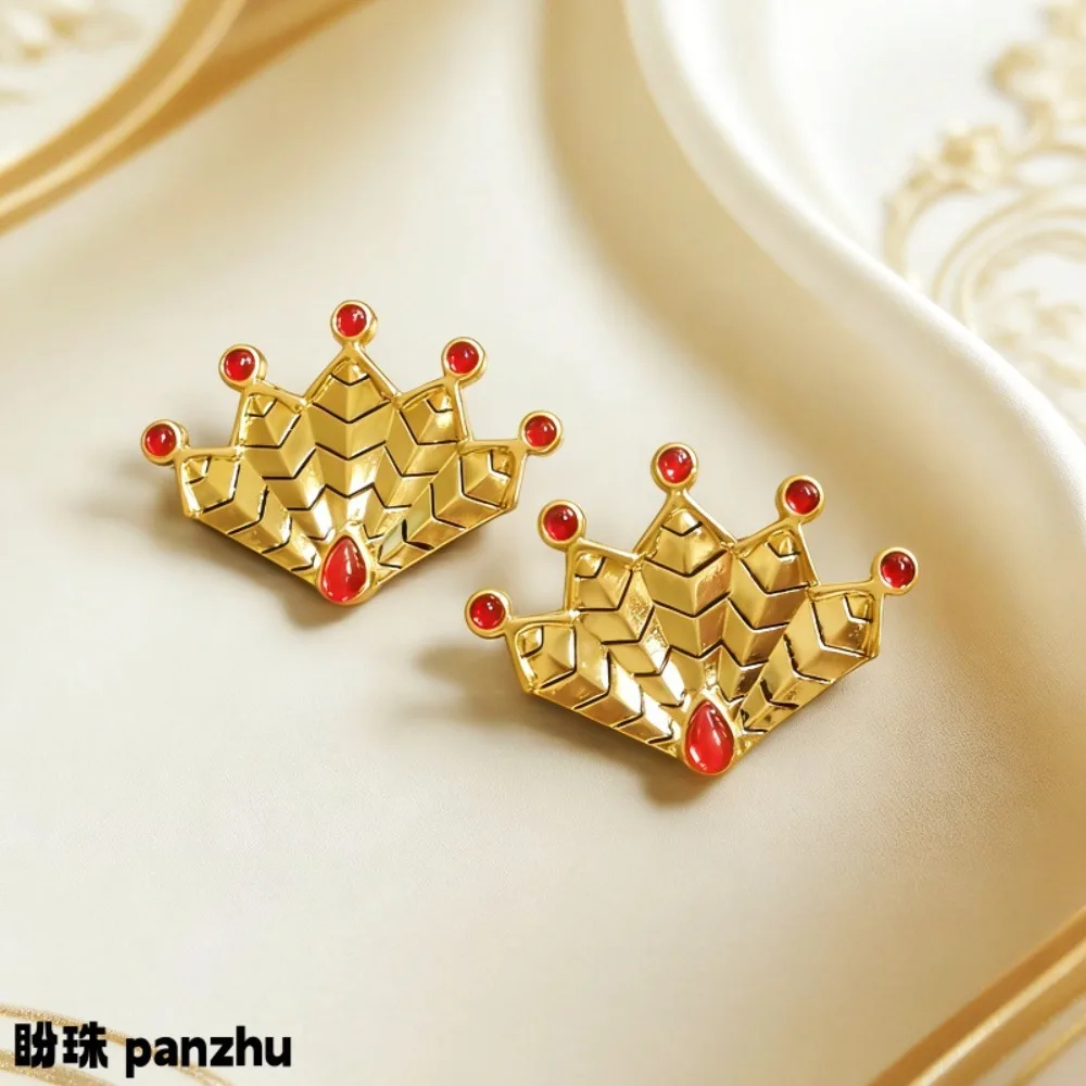 Light Luxury Gold Crown Brooch with Retro Geometric Pattern Inlaid with Red Treasure Metal Badge High-end Dress Suit Pin Jewelry