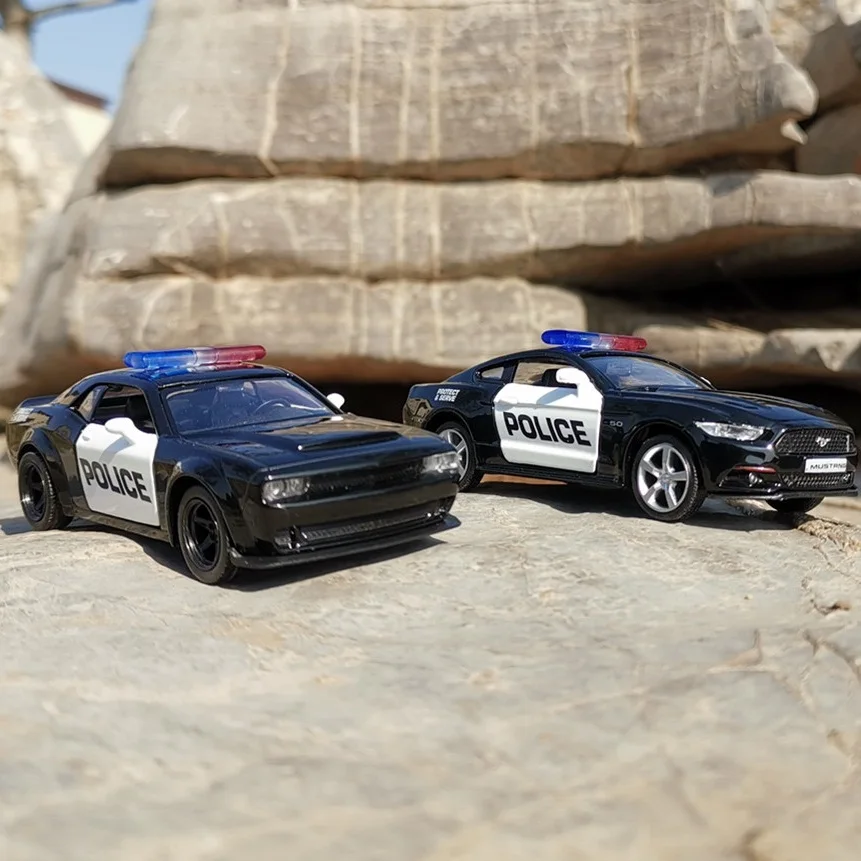 American Police Car Dodge Challenger Ford Mustang Simulation Exquisite Diecasts & Toy Vehicles RMZ city 1:36 Alloy Car Model