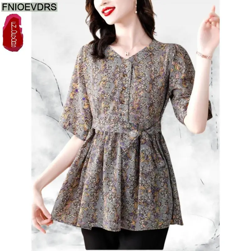 ملابس فضفاضة للنساء 2025 بلوزة صيفية بأكمام قصيرة ورقبة على شكل V باللون الأرجواني مُزينة بالزهور قمصان نسائية عتيقة تونك بيبلوم #1