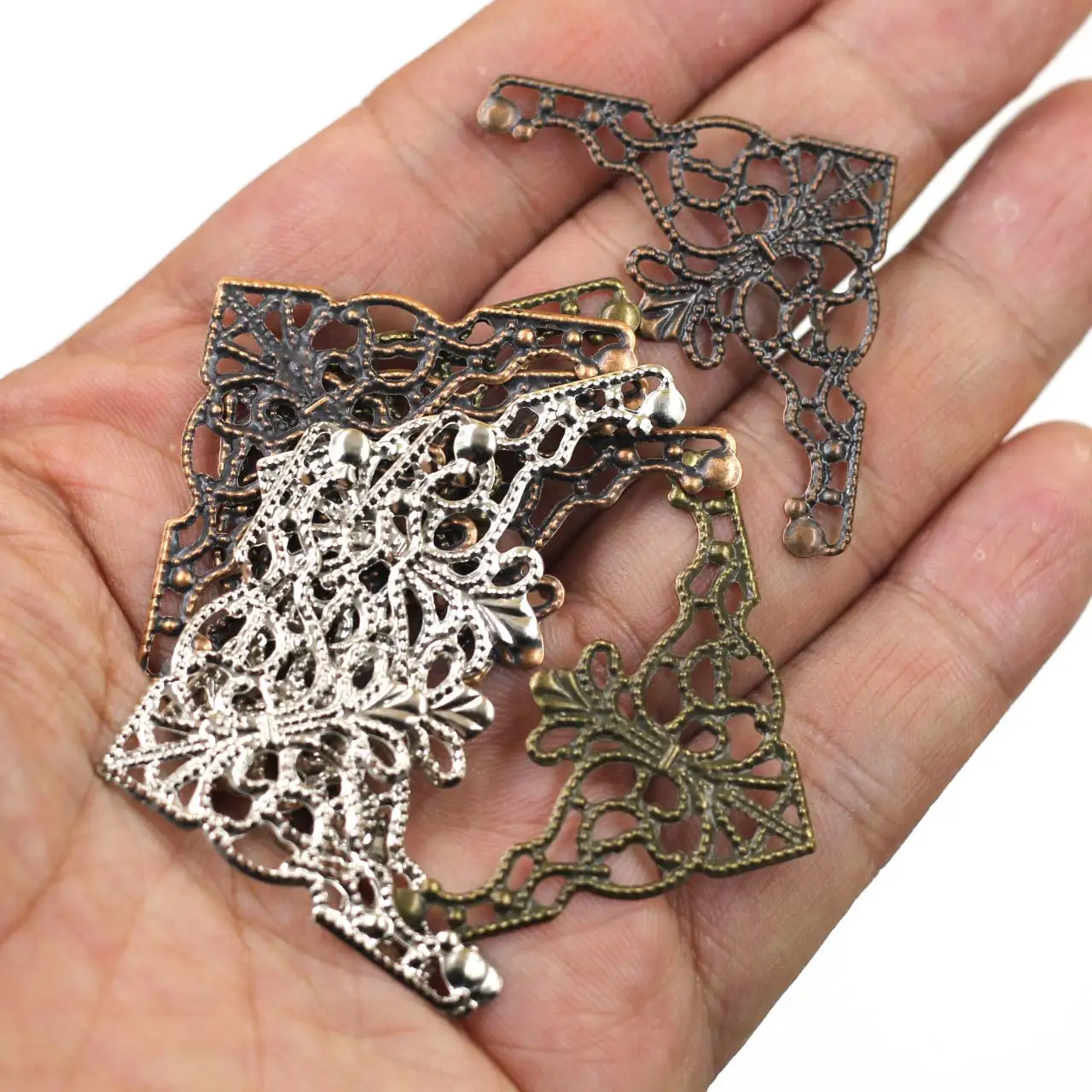Gemischter Verbinder, dreieckiges Blumenmuster, filigrane Wraps, Legierung, Verzierungen, Basteln, Schmuck, DIY-Zubehör, 48 x 26 mm – Detail 2