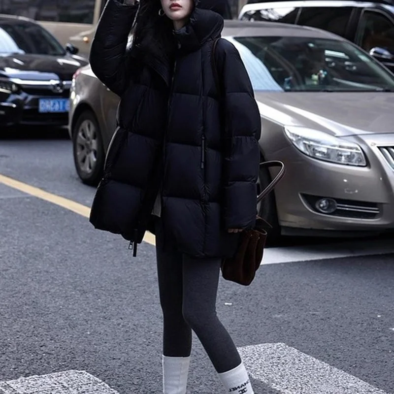 Piumino di media lunghezza da donna 2025 Cappotto invernale con cappuccio oversize ispessito stile pane sciolto Capispalla caldo per pendolari Versatile