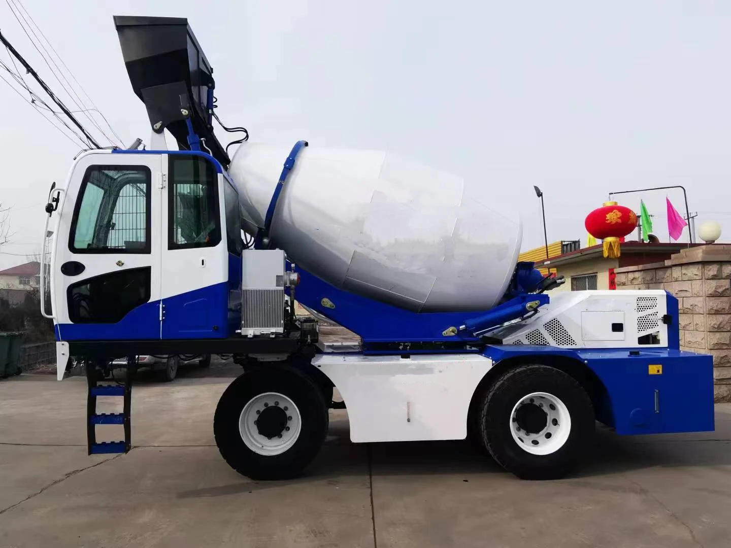 Wear Resistant Self Loading Concrete Mixer Truck for Long Time Outdoor Building Usage