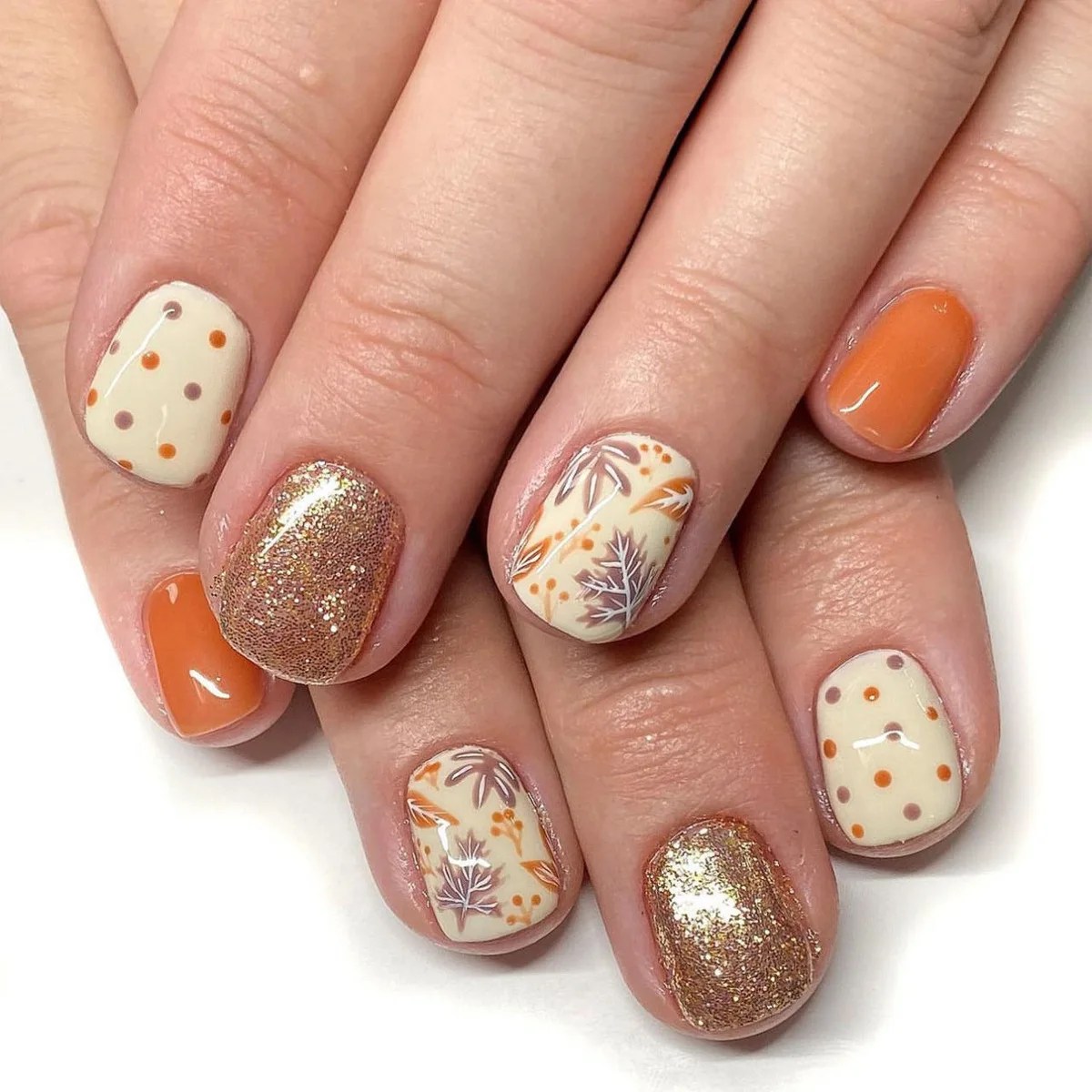 24Pcs Plaid Lines Stick on Nails Sets Press on Short Glitter Brown Gradient False Nails Polka Dot Shiny Maple Leaves Fake Nail