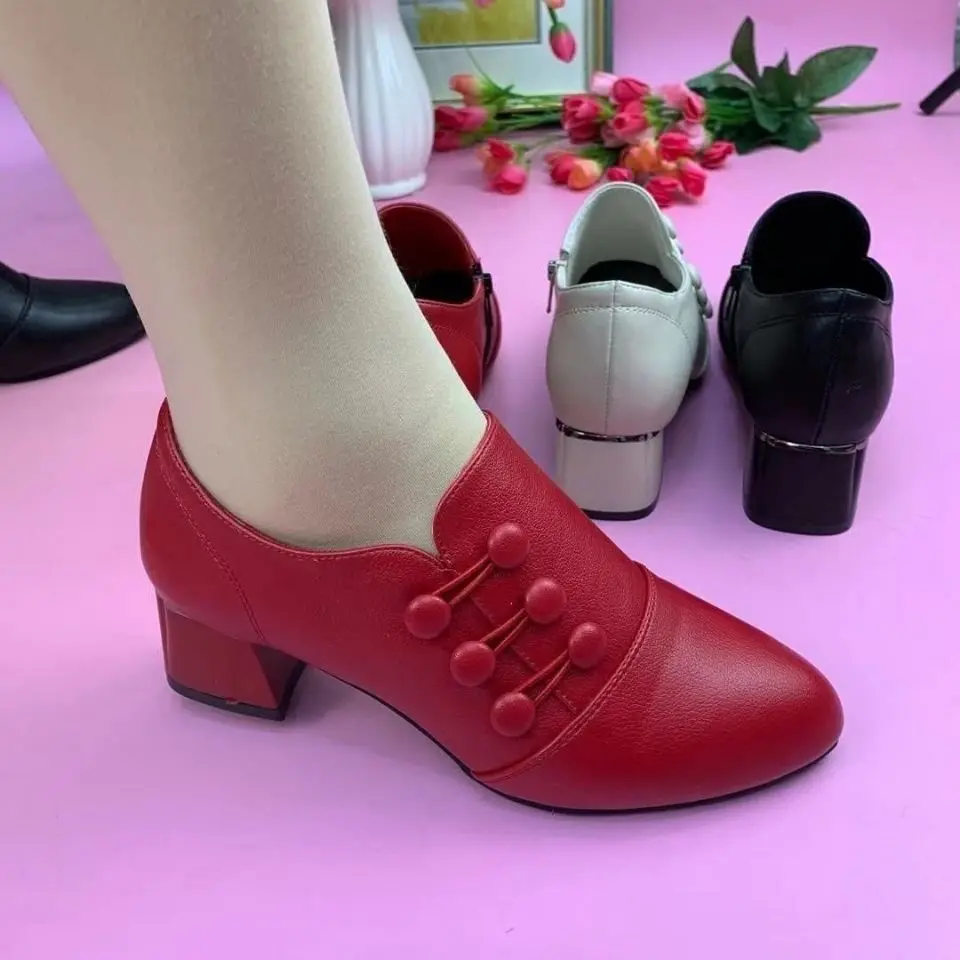 Zapatos mujer รองเท้าส้นสูงหนังนิ่มมีกระดุมแถวบนต่ำรองเท้าชุดเดรสผู้หญิงรองเท้าบูทหุ้มข้อแหลมสไตล์ย้อนยุค