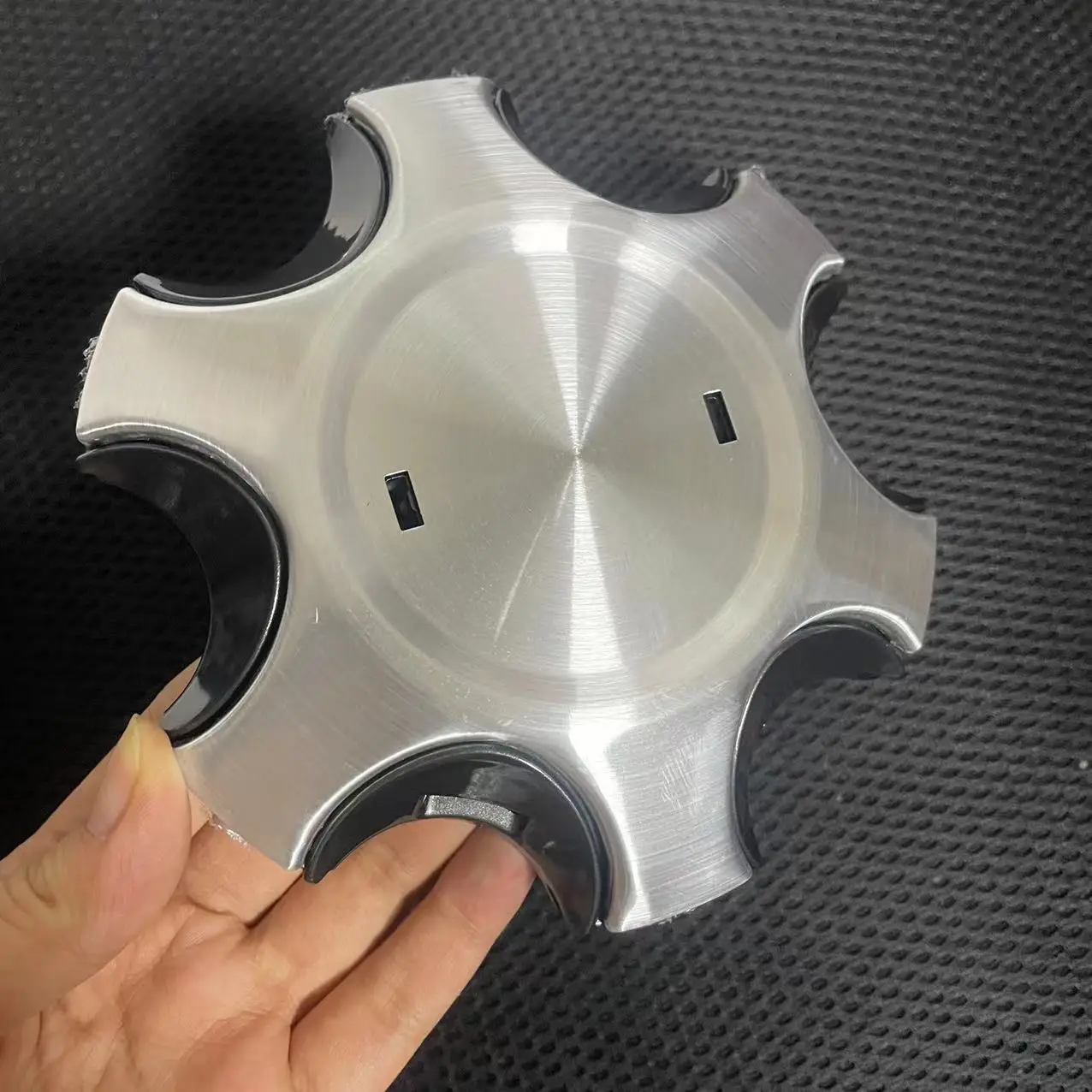 

Комплект из 4 колпачков-заглушек для центра диска Toyota Fortuner Prado Hilux, совместимых со стальными и легкосплавными колесами