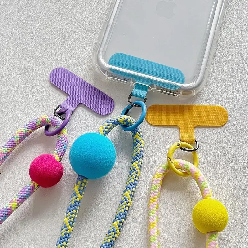 Buntes, geflochtenes Handy-Handgelenksband mit weichem Pompon für den täglichen Gebrauch, Reisen und Outdoor-Aktivitäten. – Detail 8