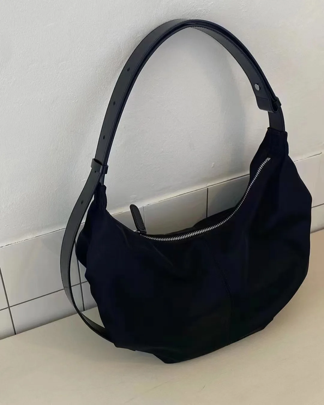 

Универсальная сумка через плечо: замшевая сумка-багет, кожаная, вместительная, городская сумка, мягкая и прочная.