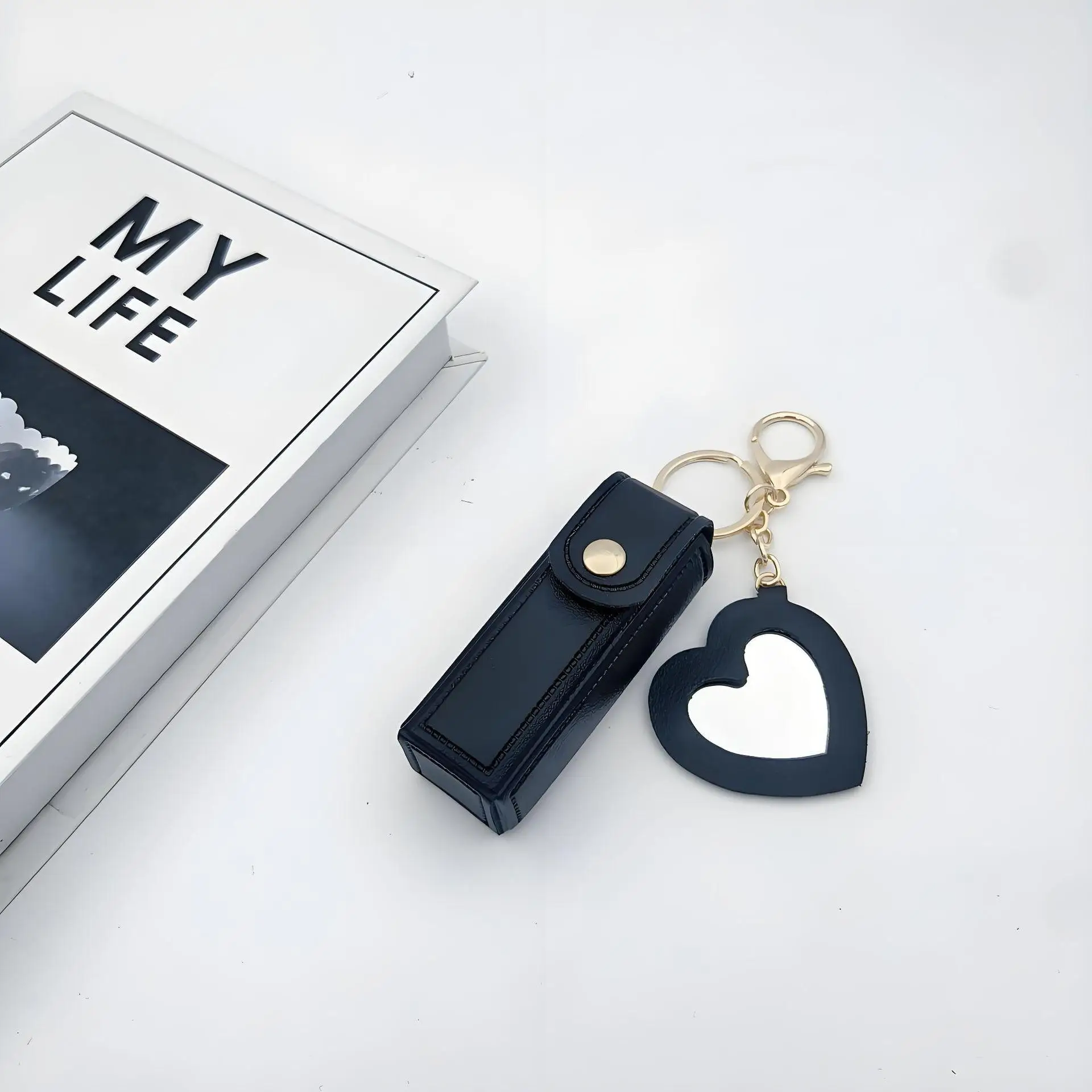 1 Portable Lipstick and Lipstick Storage Bag with Love Mirror, Which Can Be Hung on the Key Chain