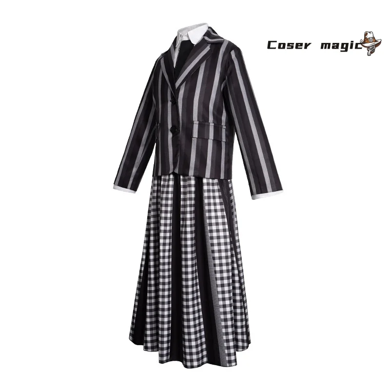 مجموعة فساتين مخططة مستوحاة من عائلة آدامز