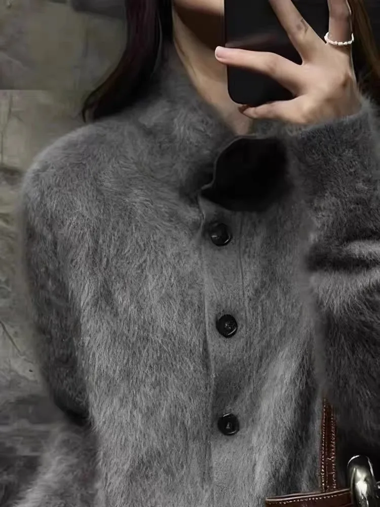 Dzianinowy kardigan damski, modny, jesienno-zimowy, długi, miękki, przytulny, idealny do dojazdów do pracy, o regularnym kroju, pojedynczy element.