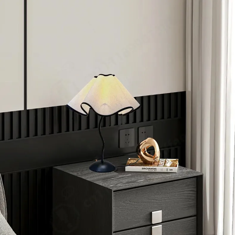 Petal Retro Table Lamp, French Romantic Bedside Light, Minimalist Ambient Lamp for Bedroom & Study Room