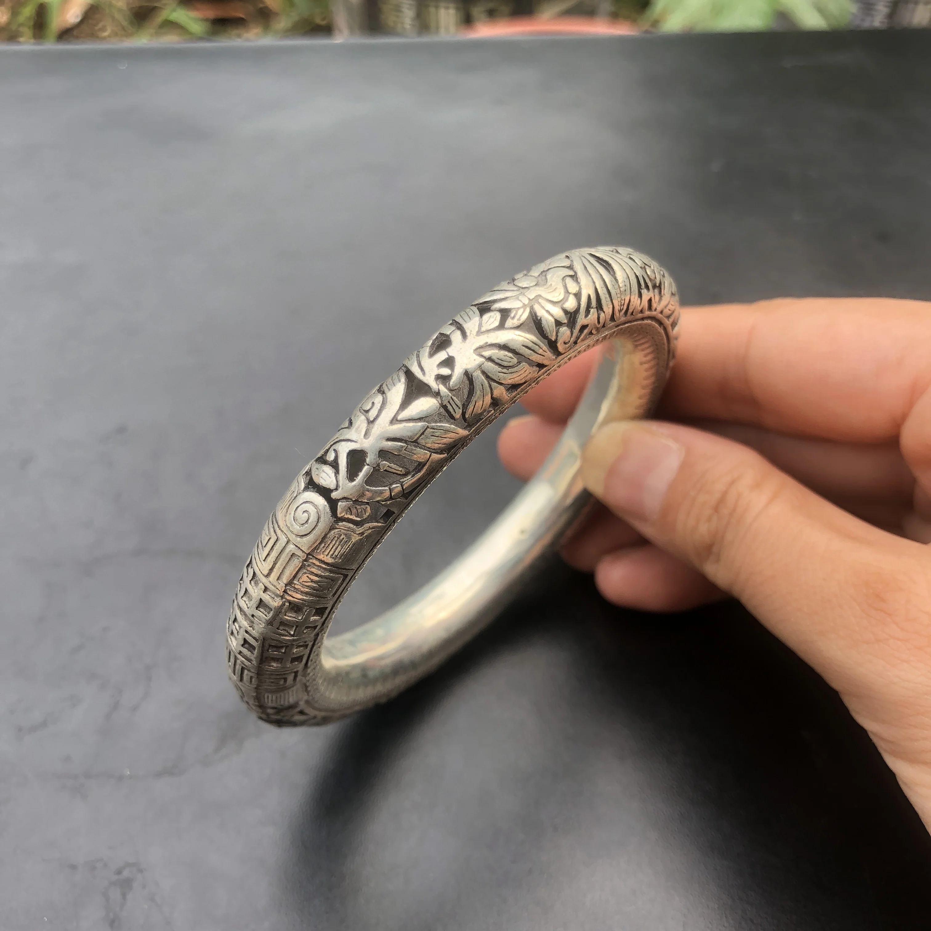 Vintage Chinese Hollow Filigree Bangle, Antique Silver‑Tone Floral Carved Bracelet, Retro Ethnic Folk Style Openwork Wrist Bangl