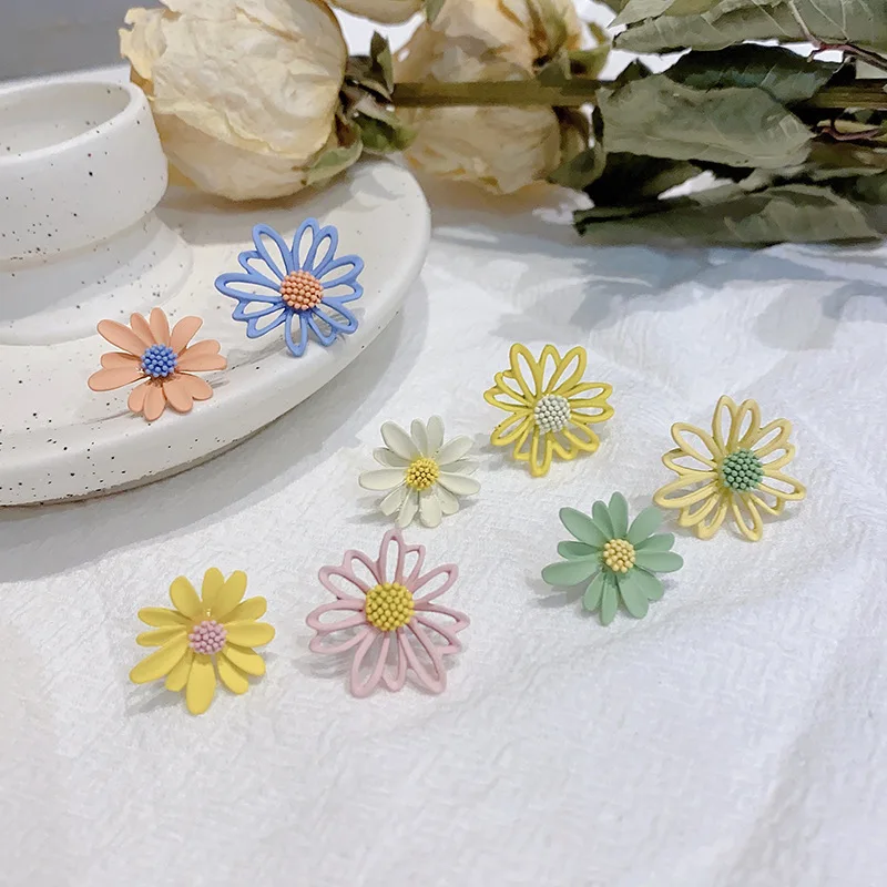 Little daisy stud earrings are sweet, versatile, simple and fashionable  pendiente de acero inoxidable