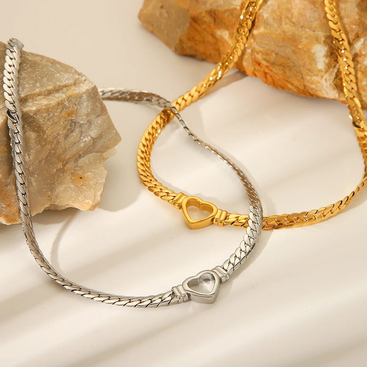 Hollow Heart Necklace 18K Gold Clavicle Chain Western Style Versatile Titanium Steel Cuban Chain for Women