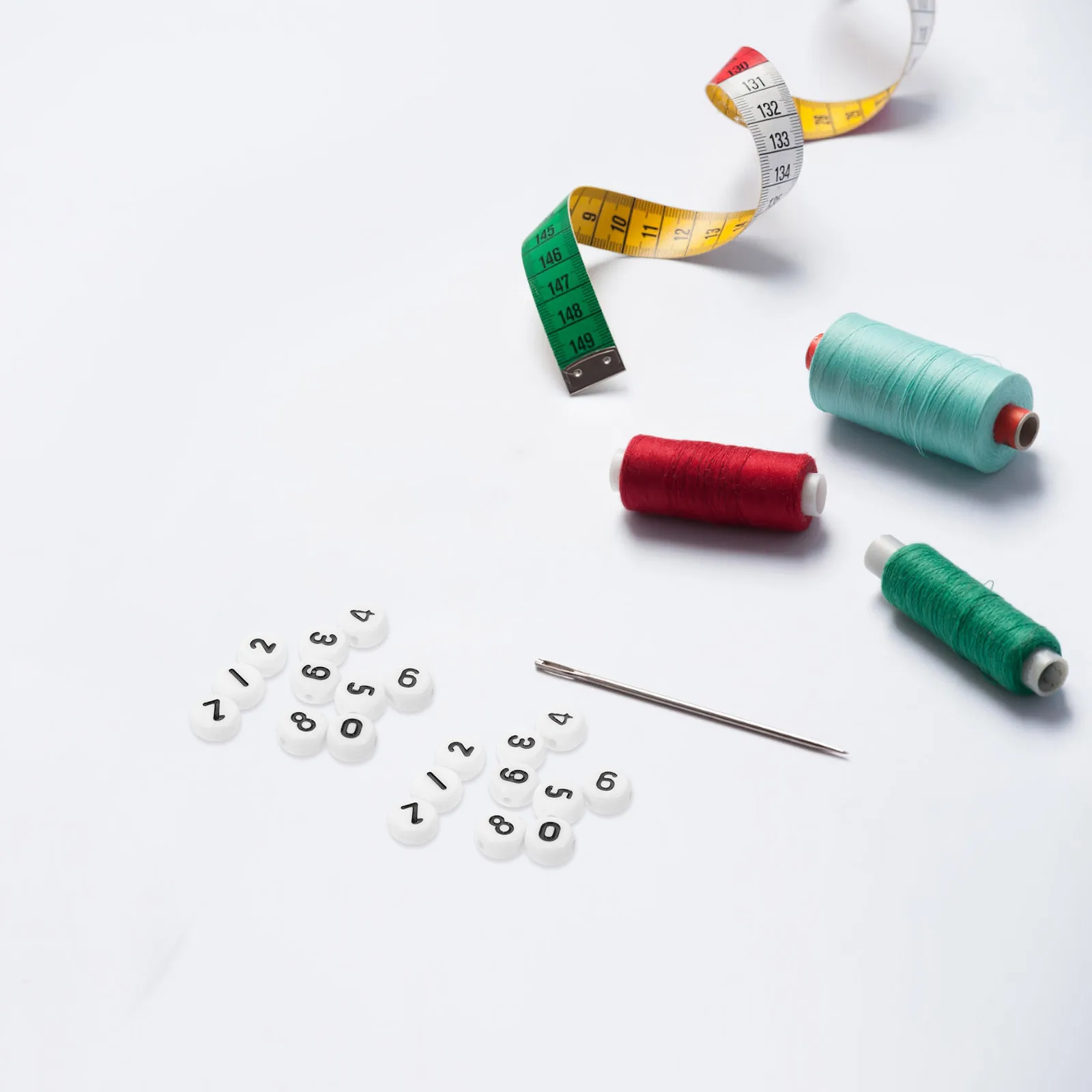 

1000Pcs Acrylic Number Beads White Flat Round Shape 7x4mm Lightweight Durable for DIY Bracelets Necklaces Jewelry Keychains