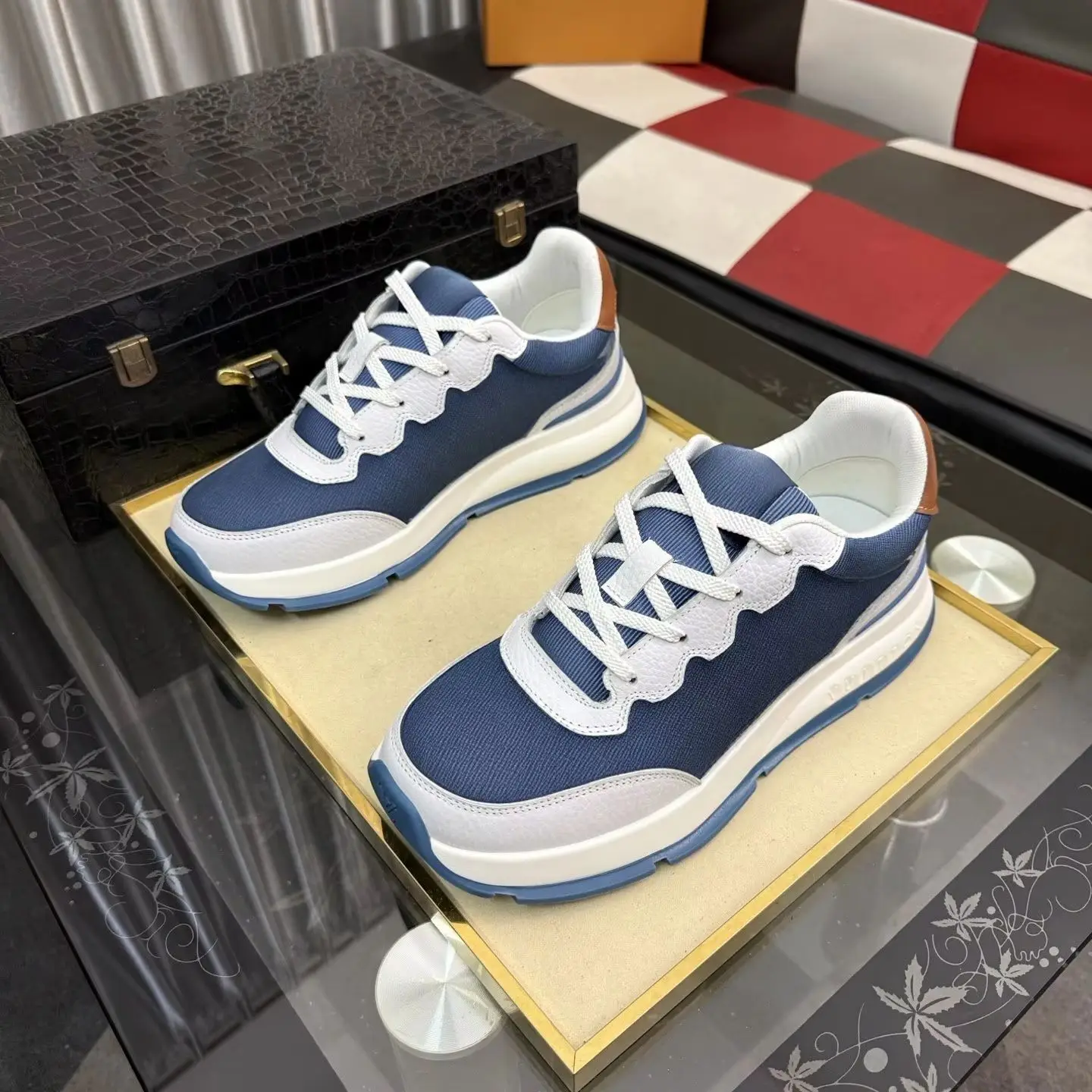 Zapatillas deportivas retro de lona y cuero sintético en color azul marino y blanco, unisex, para hombre y mujer, con costuras onduladas, suela gruesa, cordones y diseño casual, ideales para caminar y para uso diario. Calzado de moda.