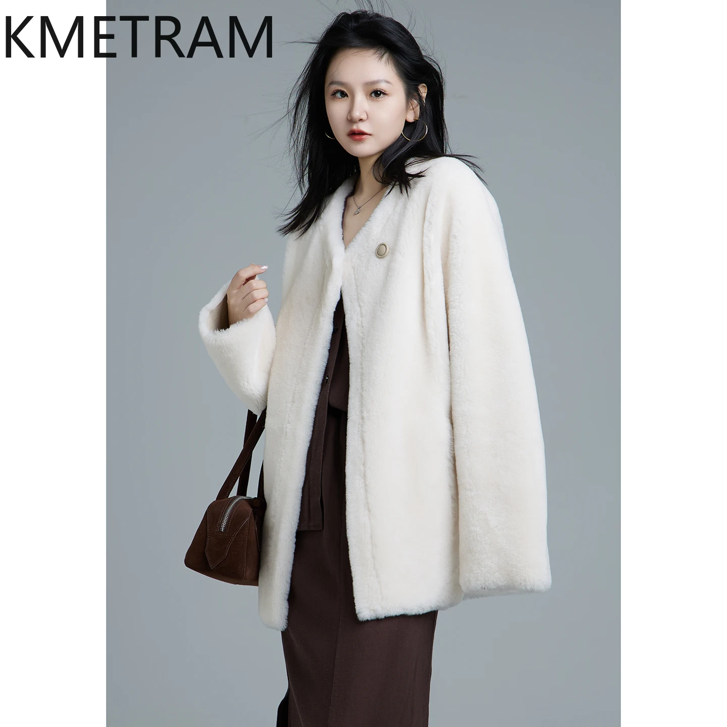 معطف فرو صوف الغنم من صوف ميرينو 100% من KMETRAM للنساء برقبة على شكل حرف v من الفرو الحقيقي سترة بيضاء للخريف والشتاء ملابس بسيطة 2025 schuba vrouwska