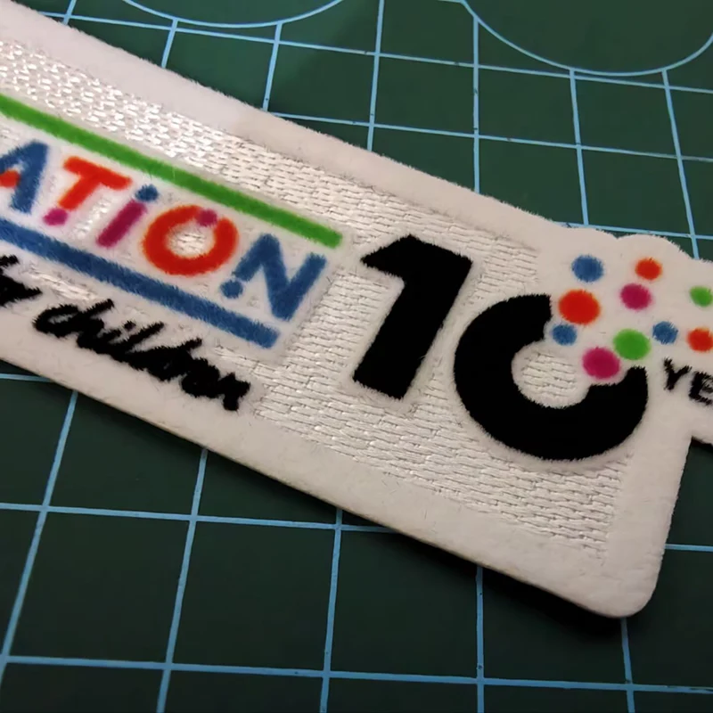 كرة القدم شارات الأساس للأطفال 10 سنوات وصول جديد الحديد على يتدفقون شارات كرة القدم 11.5 سنتيمتر