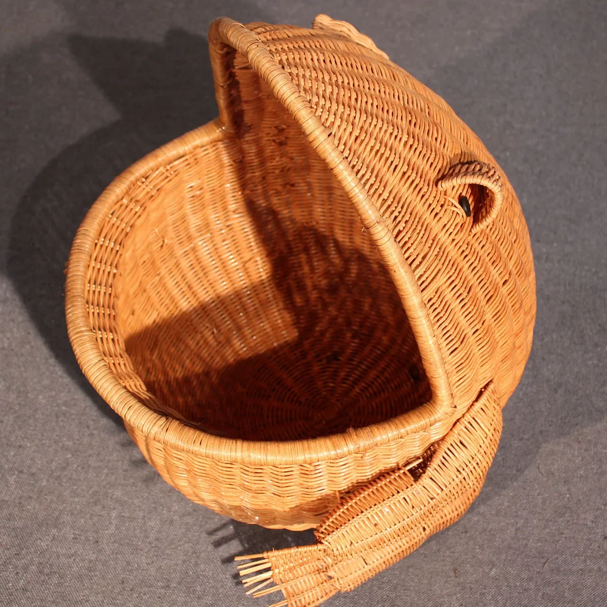 Handmade frog towel storage basket Indonesian rattan sundry basket Hotel room Dirty clothes