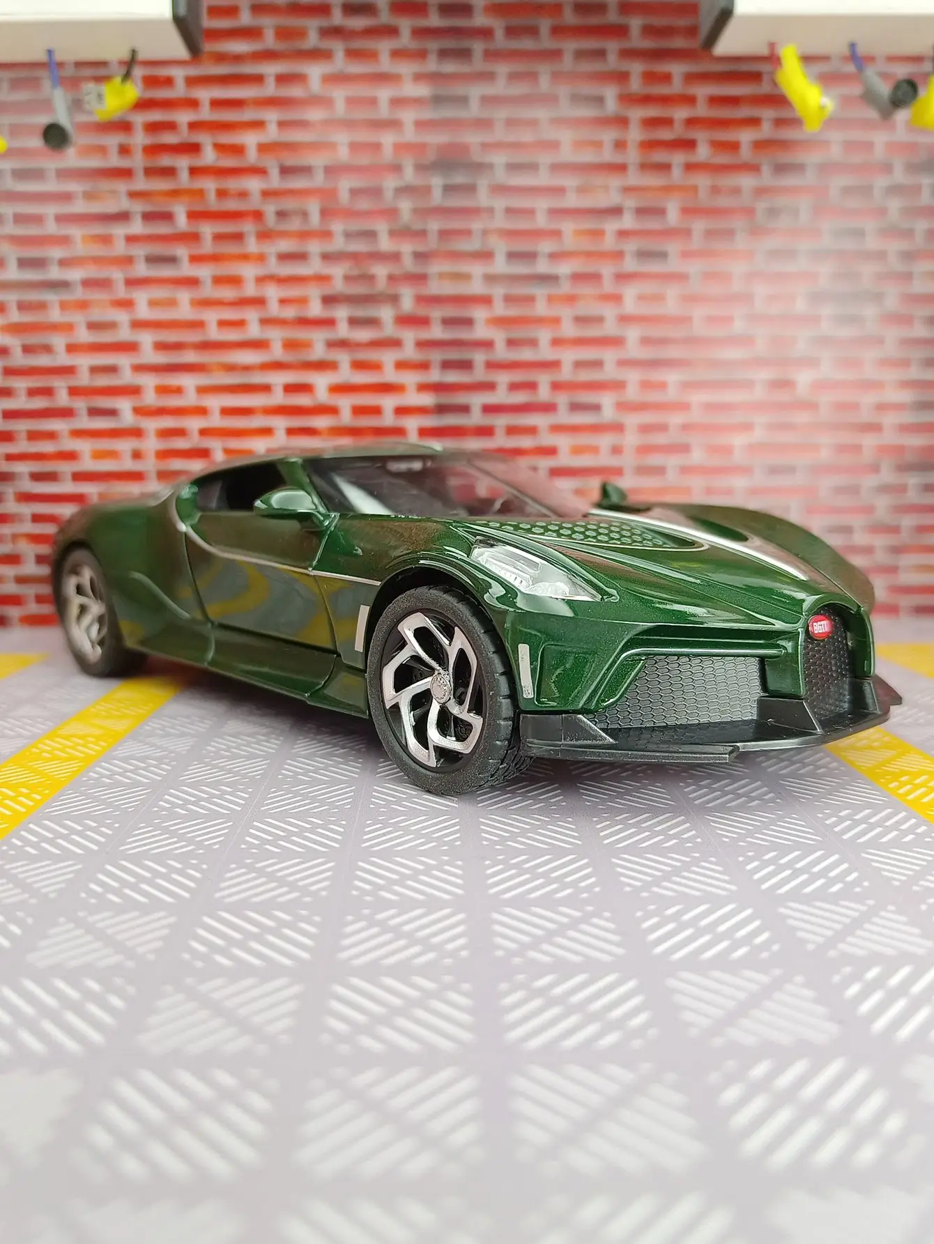 Modelo de coche de aleación Bugatti 1:24, juguete de rebote de metal para niños, coche deportivo, puertas y capó del motor, el maletero se puede abrir