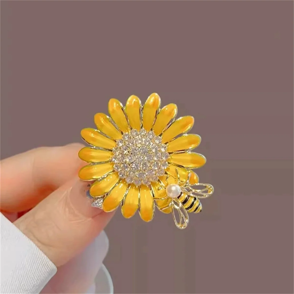 1Pc Charm Enamel Sunflower Bee Brooch Korean Fashion Pin Personalized Creative Jewelry Accessories Party Banquet Birthday Gift view 5