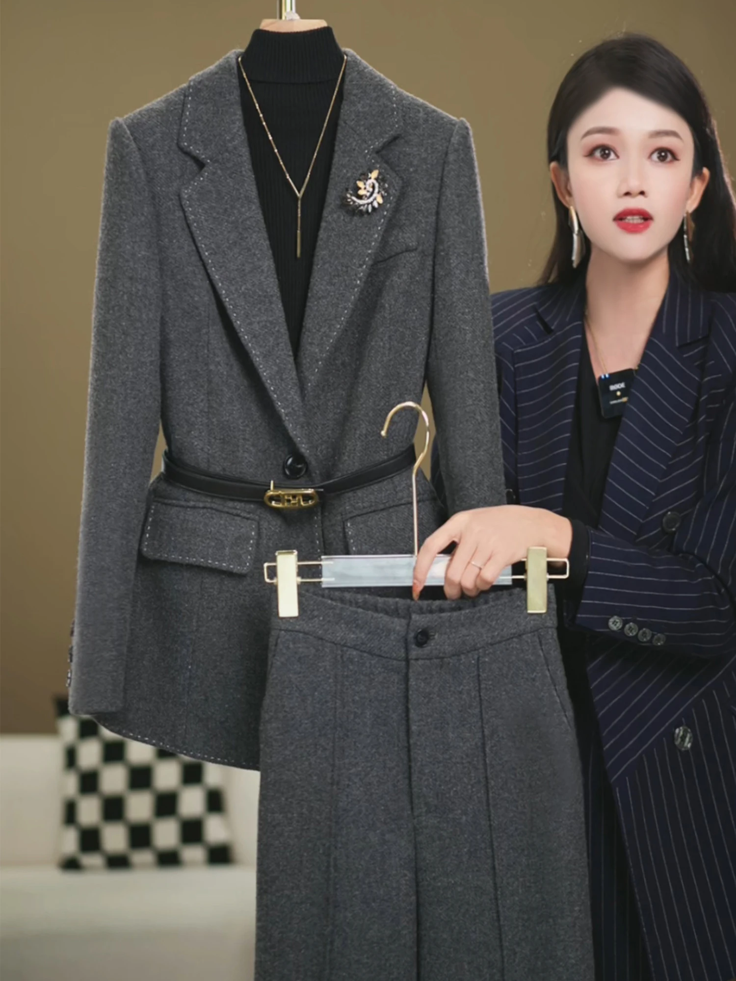 

Осенне-зимний женский деловой костюм: приталенный силуэт, удобный для работы, стильный и профессиональный...