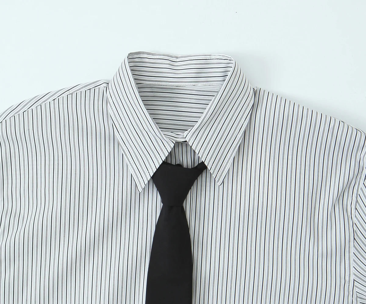 เสื้อเชิ้ตผู้หญิงลายทางทรงหลวม แขนยาว ติดกระดุมแถวเดียว พร้อมเนคไทสีดำ