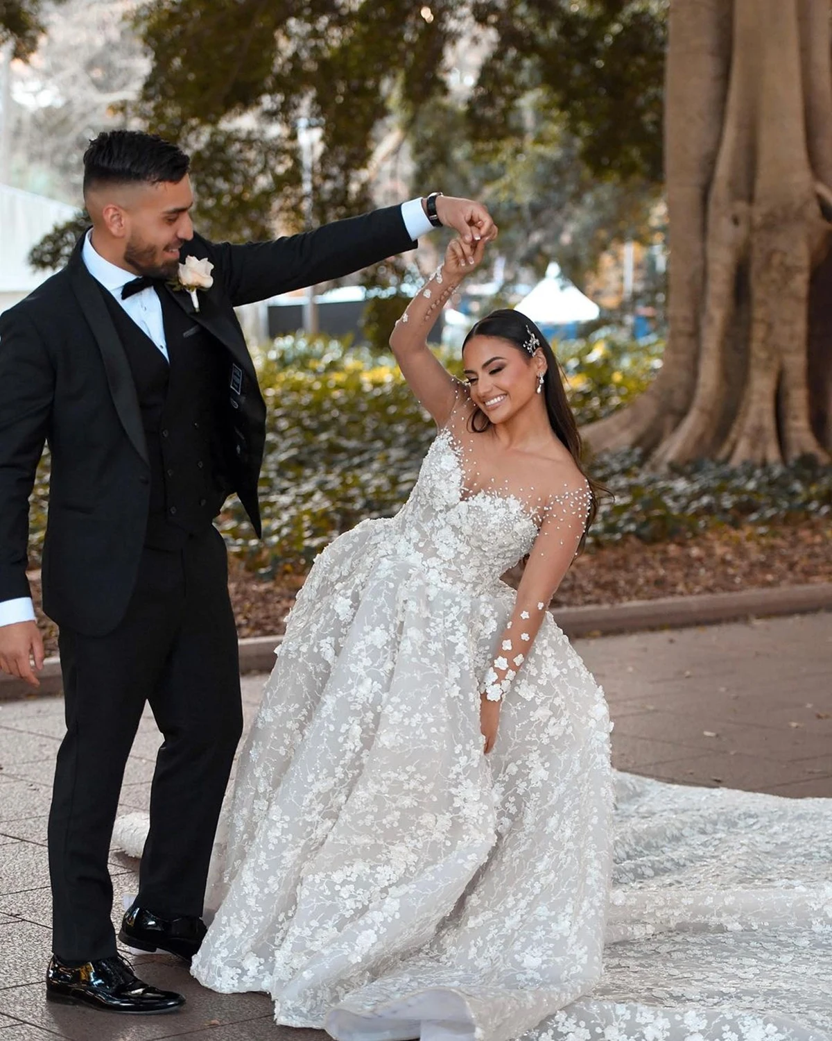 Robe De mariée trapèze personnalisée en dentelle 3D brillante, col transparent, perles appliquées, manches longues, Illusion au dos