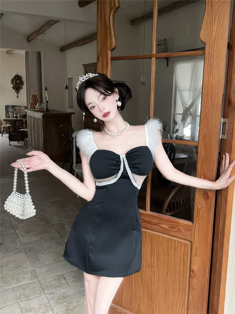 Abito da festa di compleanno blu nero patchwork di piume di moda Abito estivo aderente da donna con colletto quadrato in rete cava