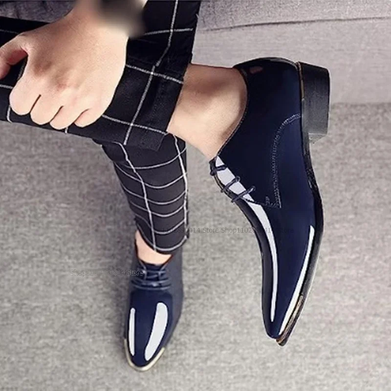 รองเท้าหนังแก้วสีดำขอบโลหะ แต่งสายรัด สำหรับผู้ชาย รองเท้าทางการคุณภาพสูง รองเท้าแฟชั่นทันสมัยแบบหุ้มส้นต่ำ