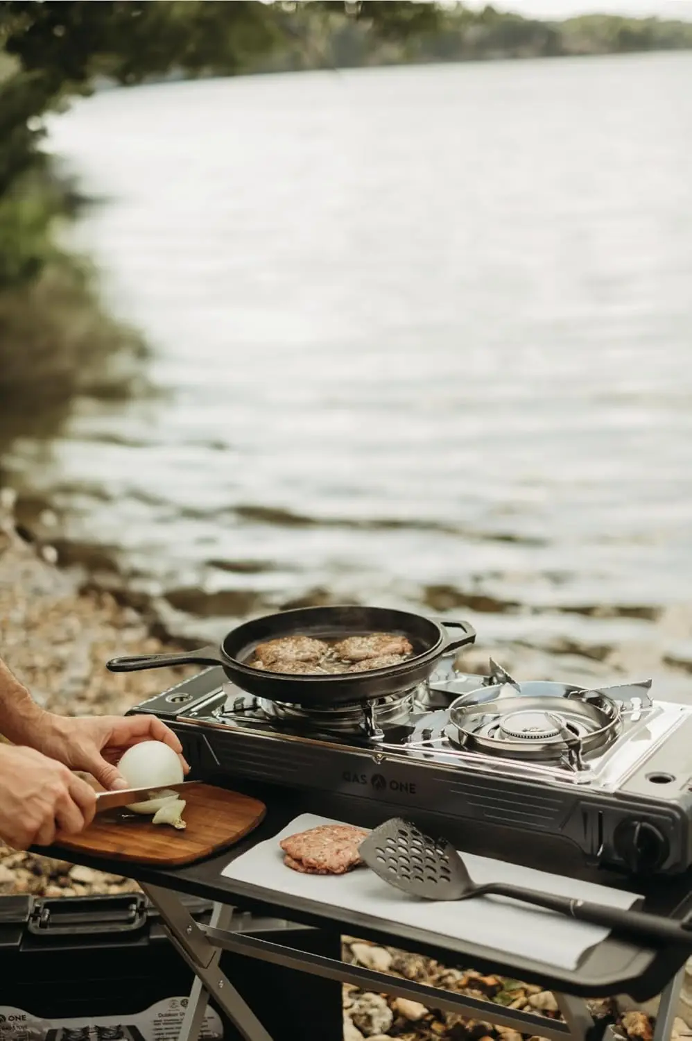 موقد تخييم محمول بشعلين من GasOne، بقدرة 15,300 وحدة حرارية بريطانية، إشعال تلقائي، حافظة متينة، مثالي للتخييم والمشي لمسافات طويلة #6