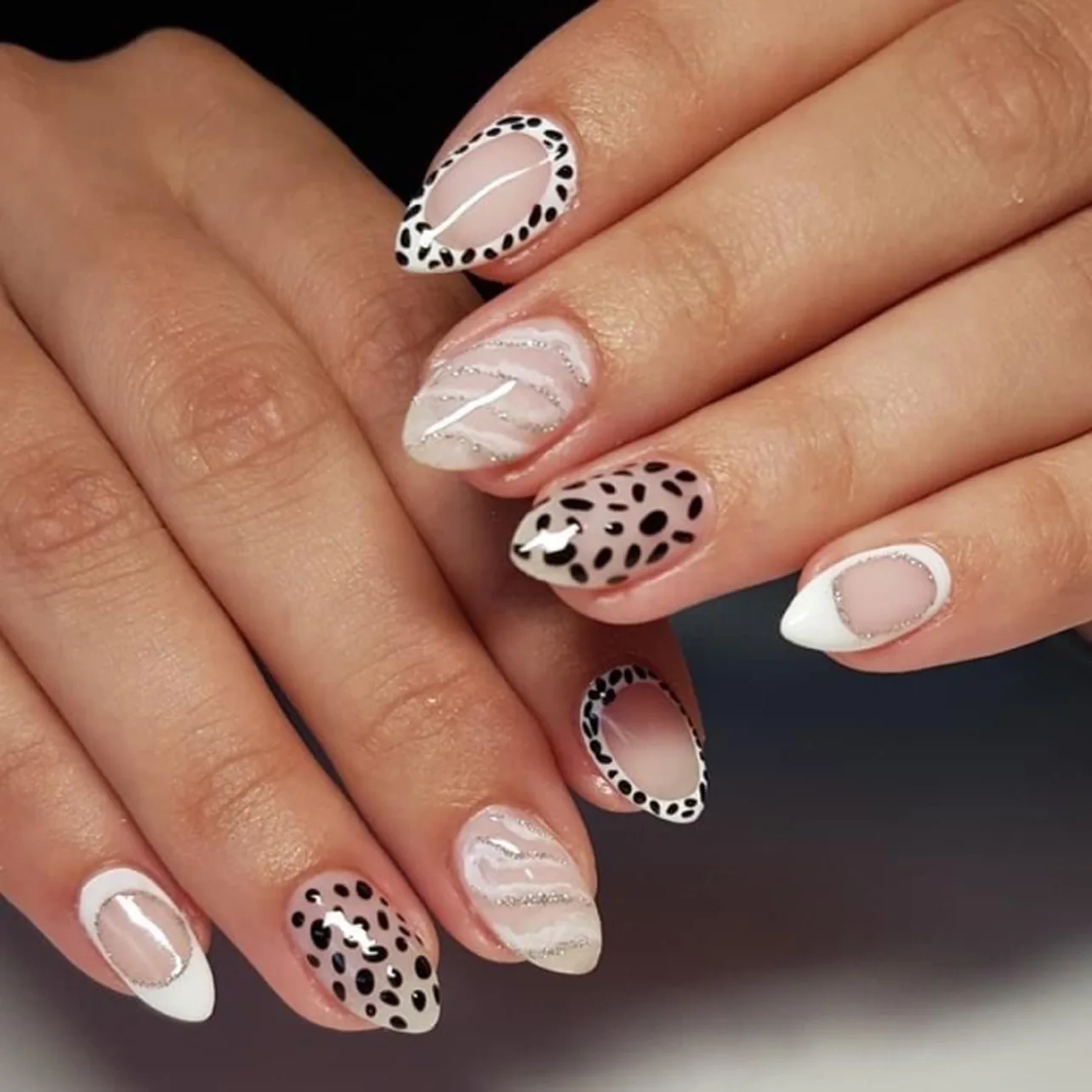 

24Pcs Black Spot False Nails Press on Shiny Powder White Line Smudge Fake Nail Art Short Almond Detachable Full Cover Nails Tips