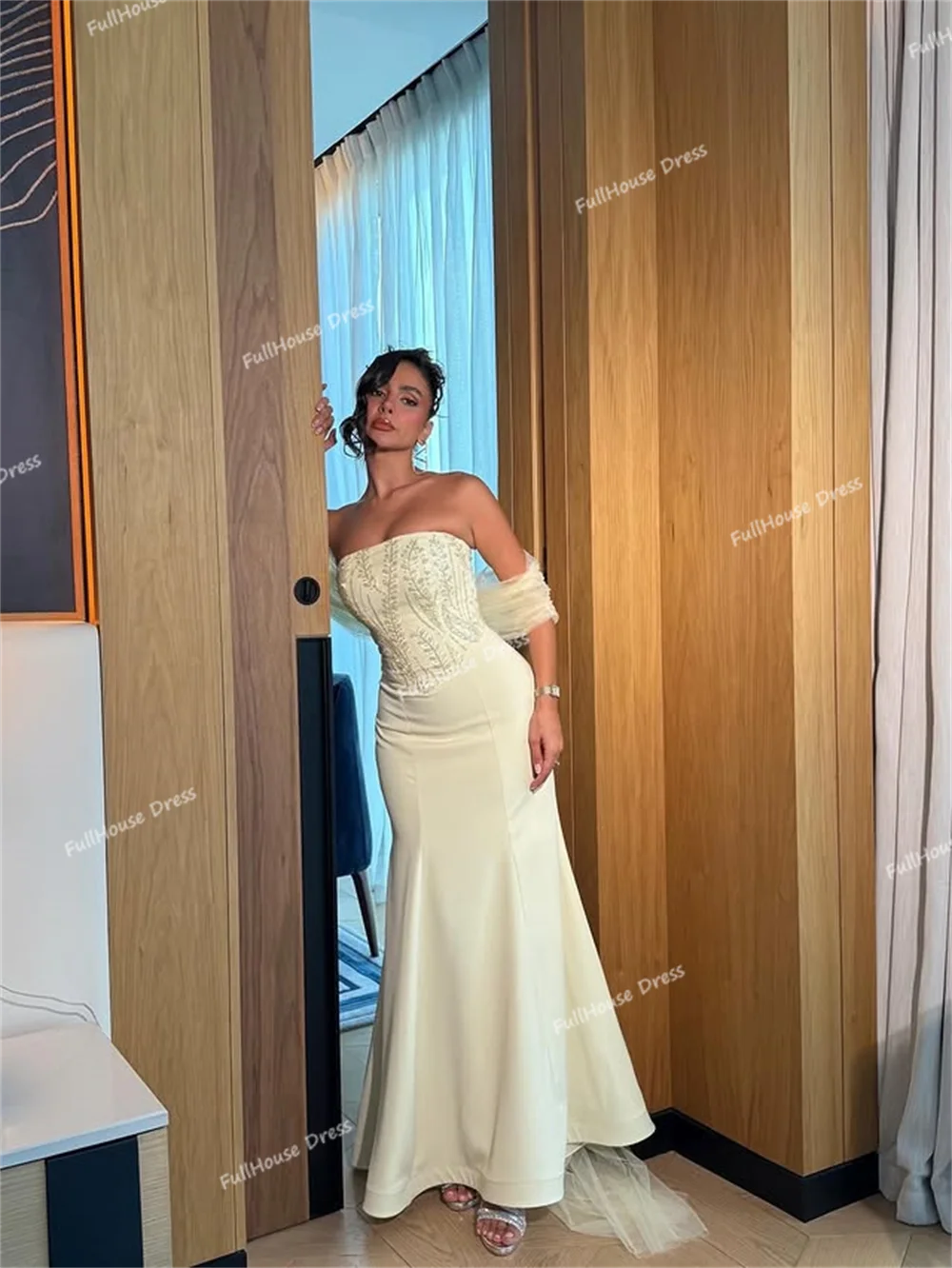 Op maat gemaakte glamoureuze dames boothals pailletten kanten schede Saoedi-jurk rugloze lange gedrapeerde hofavondjurk met cape