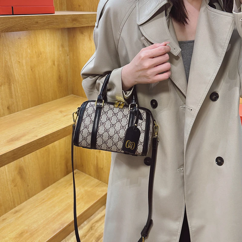 

Stylish Women's Leather Handbag Elegant Luxury Fashion Shoulder Bag Classic Designer Crossbody Tote For Chic Look