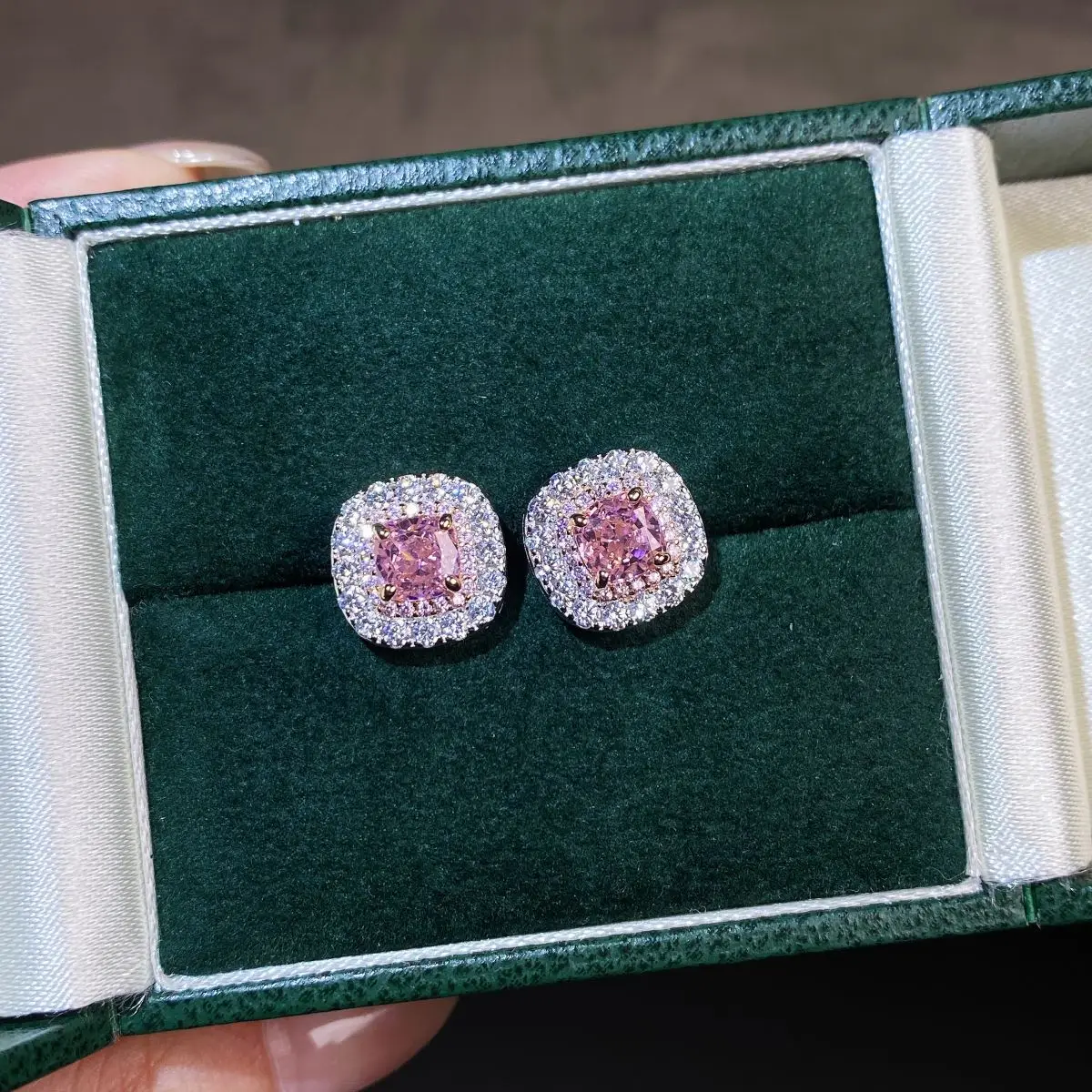 PT950 platinum gold studearringspink cherry blossom pink full diamond squareshaped earringsversatile and eyecatching accessories