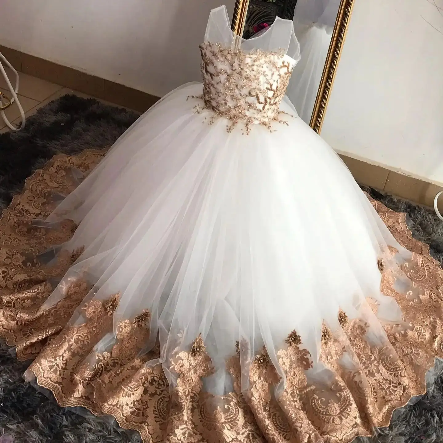 

White Tulle Flower Girl Dresses Champagne Lace Appliqued Girls Birthday Gowns Floor Length First Communion Dress Photography