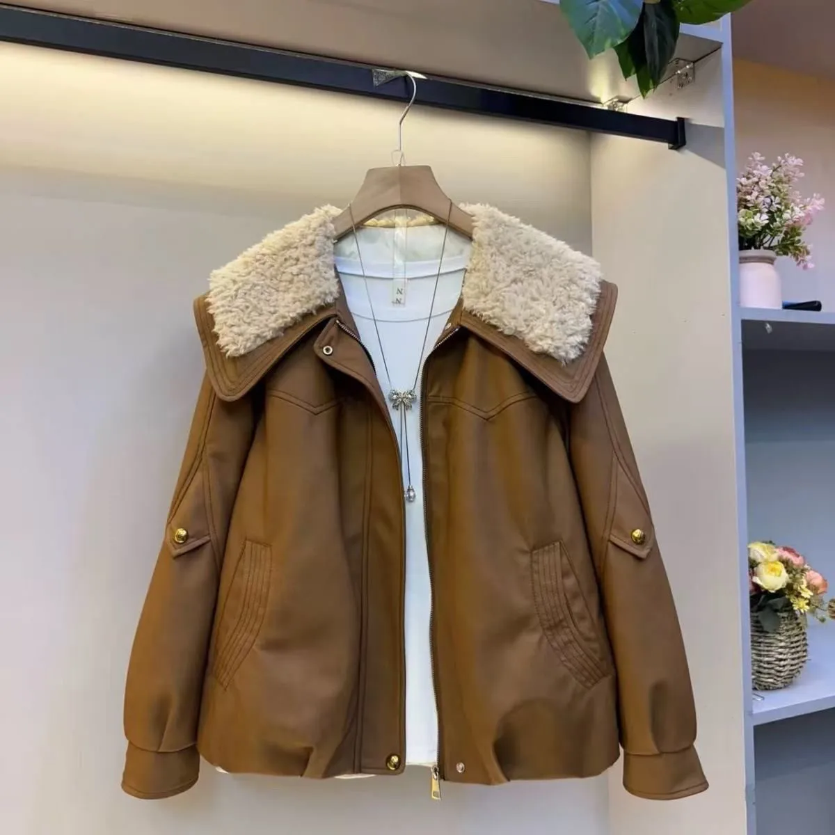 Retro Lamb Fur Coat Women's Fleece Lined Leather Jacket Warm Stylish Versatile Winter Fashion Short Zipper Pocket Jacket Top