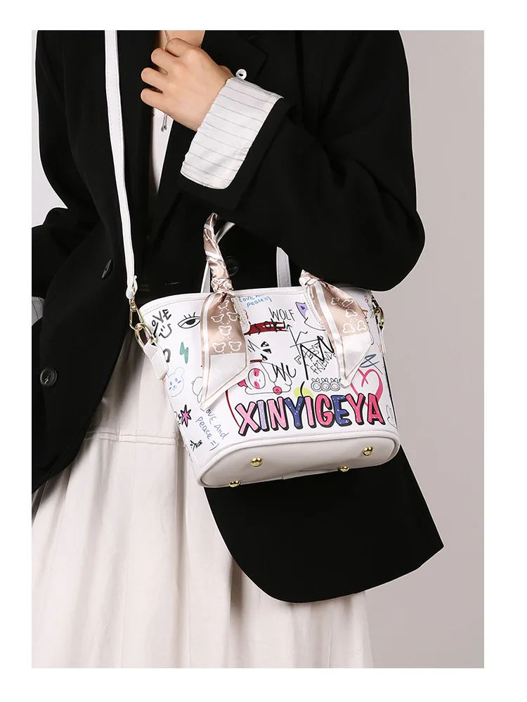 กระเป๋าถือใหม่ปี 2025 - กระเป๋าสะพายข้าง/สะพายไหล่ น่ารักและทันสมัย กระเป๋าใบเล็กสุดอินเทรนด์สำหรับผู้หญิง ดีไซน์โดดเด่น ใช้งานได้หลากหลายในชีวิตประจำวัน