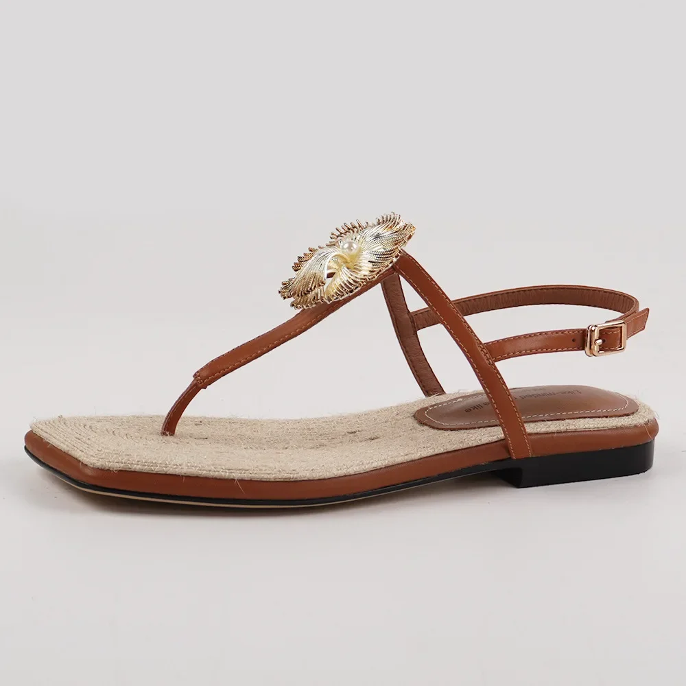 Sandalias tejidas de paja hechas a mano con flores de estilo de hadas Retro Chic a la moda de verano, chanclas con punta cuadrada, zapatos planos de cuero para mujer