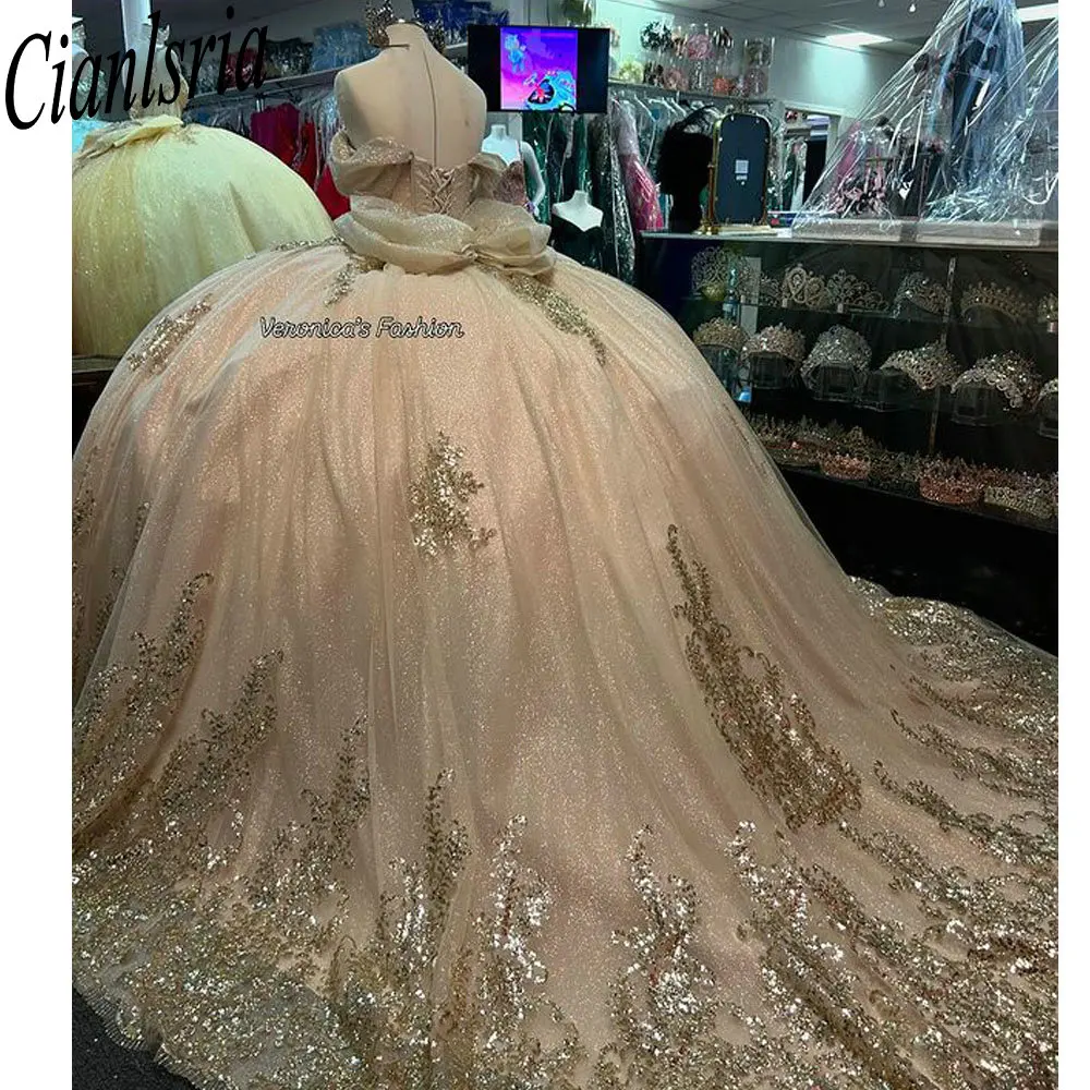 

Платье Quinceanera цвета шампанского с открытыми плечами, бальное платье с блестками и аппликациями, кружевной бант, индивидуальный корсет, Vestidos De XV Anos
