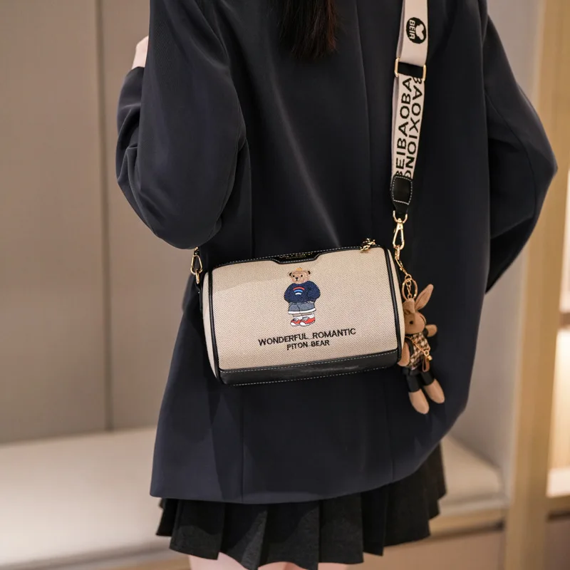 Borsa a tracolla in tela ricamata alla moda Borsa a tracolla casual da donna con texture e modello di orso dei cartoni animati