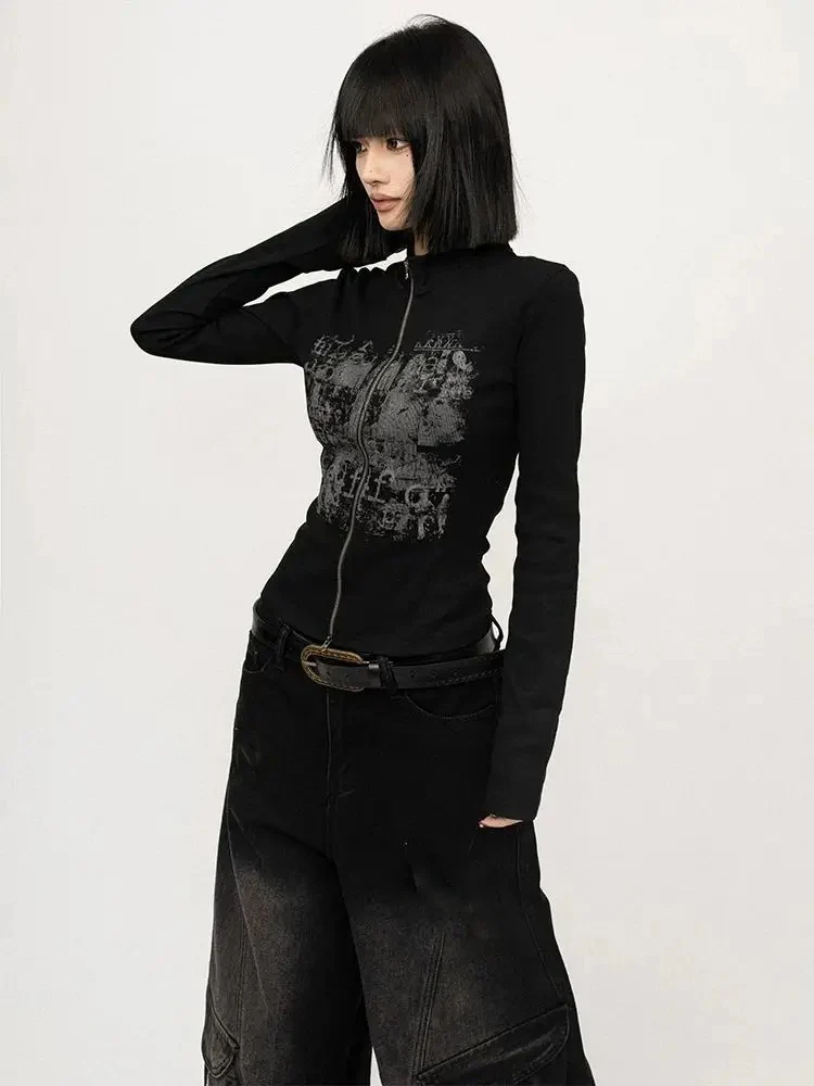 سترة نسائية بسحاب أسود مطبوع بتصميم كلاسيكي أمريكي لخريف جديد فاسق بقصة ضيقة وأكمام طويلة Y2k ملابس شارع قوطي الجرونج
