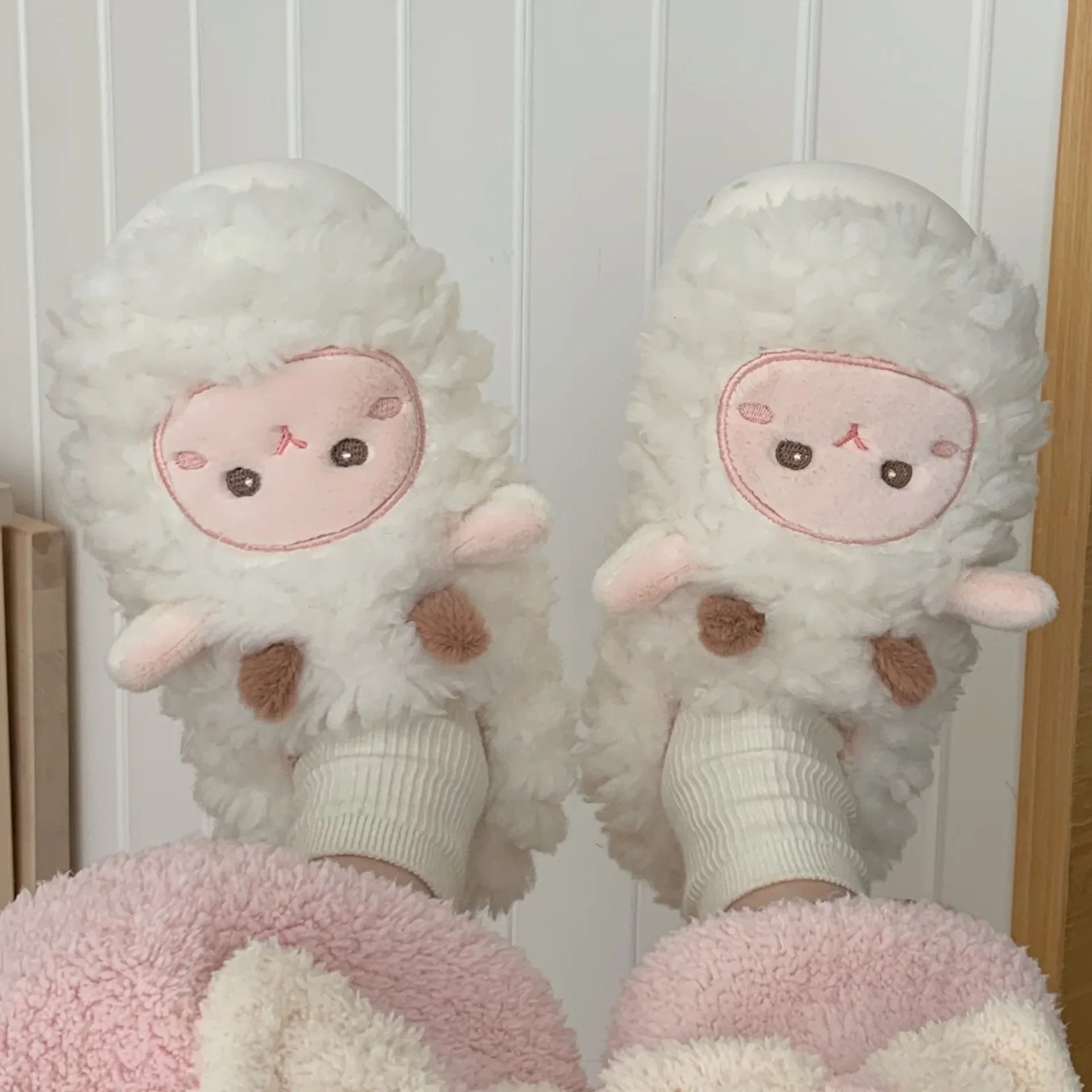 

Ladies Cute Warm Soft Waxy Lamb All-inclusive with Cotton Slippers Winter Soft Thick Bottom Home Indoor Cotton Shoes